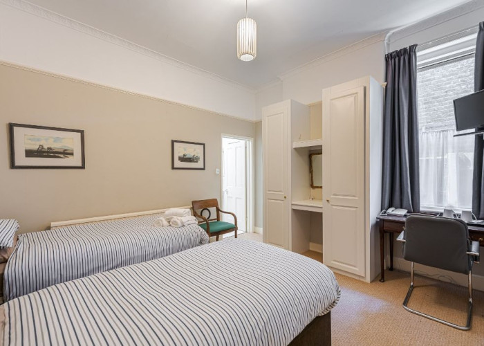 22. Bedroom (Twin Beds)