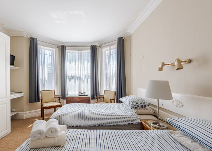 23. Bedroom (Twin Beds)