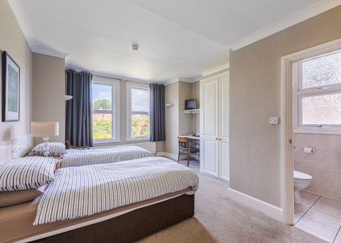 25. Bedroom (Master/En-Suite), Bedroom (Twin Beds)