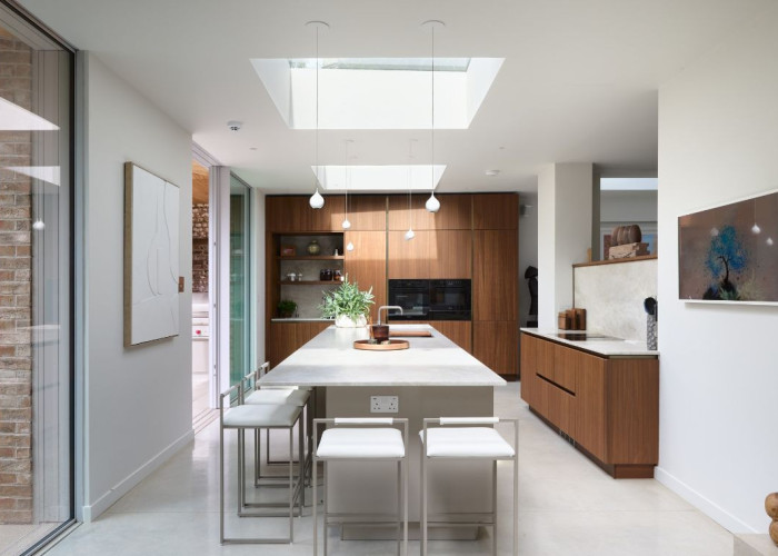 9. Kitchen (With Island), Kitchen (Wooden Units), Kitchen (Modern), Kitchen With Table, Skylight, Kitchen (Electric/Induction Hob)