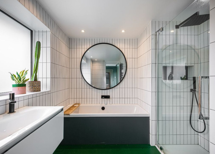 24. Bathroom (Shower and bath)