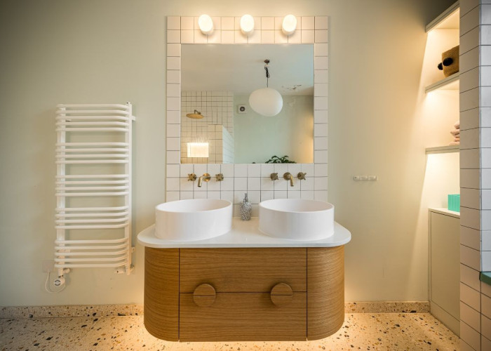 18. Bathroom (2 sinks)