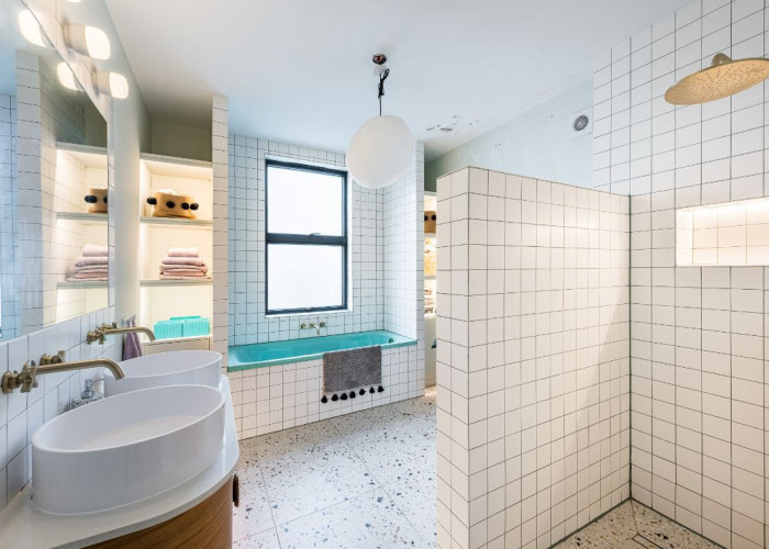 16. Bathroom (Shower and bath)