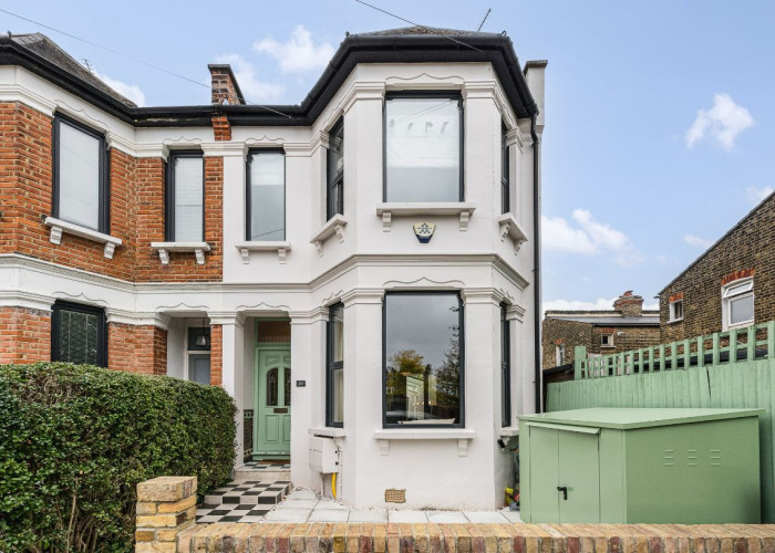 Beautiful Bright And Colourful Townhouse For Filming