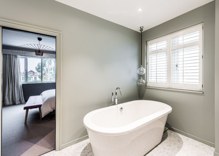 17. Bedroom (Master/En-Suite), Bathroom (Roll Top)