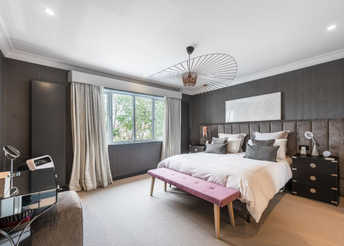 16. Bedroom (Master/En-Suite)