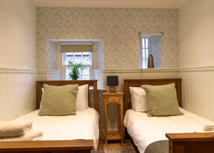 10. Bedroom (Twin Beds)