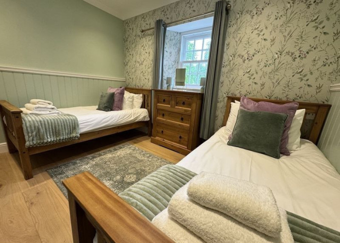 6. Bedroom (Twin Beds)