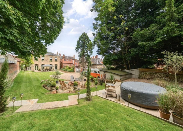 23. Hot Tub/Jacuzzi, Garden (Rear, Large)