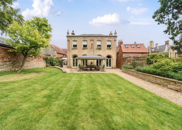 A Secluded Georgian House For Filming