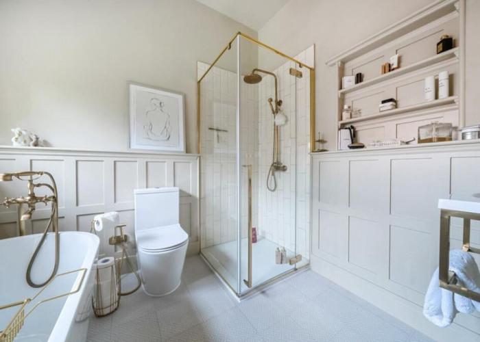 18. Bathroom (Roll Top), Bathroom (Shower and bath)