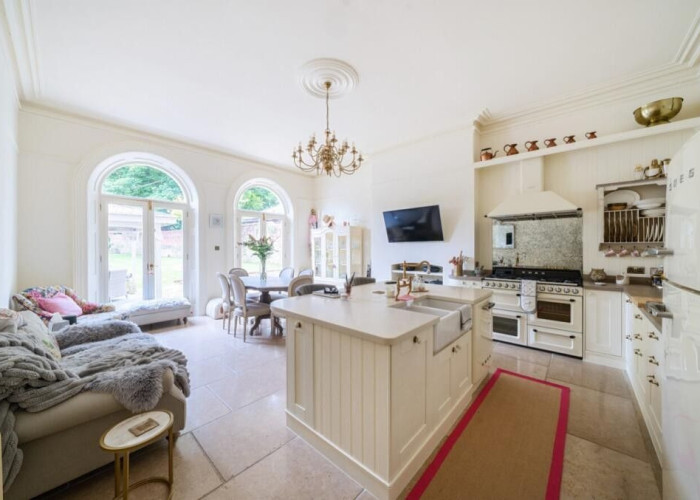 7. Kitchen (With Island), Kitchen (Modern), Kitchen With Table, Kitchen (White units), Kitchen (Gas Hob)