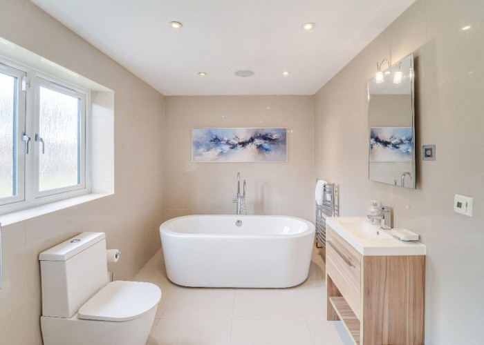 39. Bathroom (Roll Top)