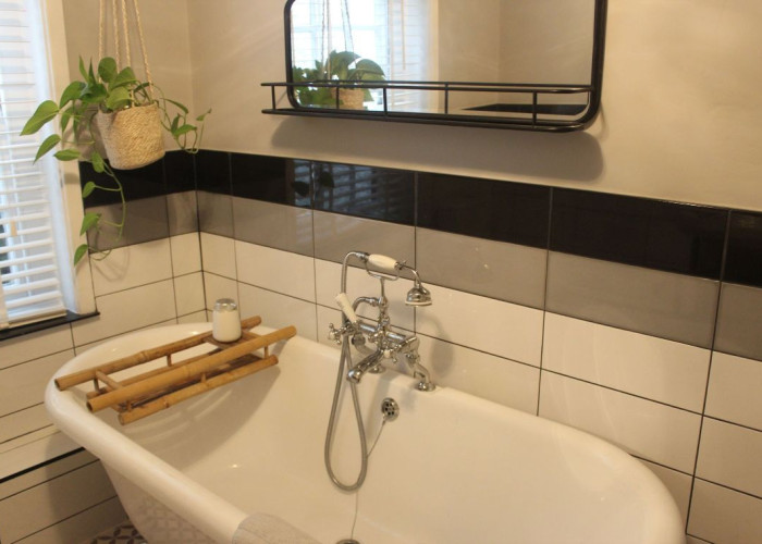 17. Bathroom (Roll Top)