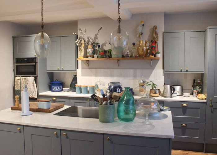 7. Kitchen (With Island), Kitchen (Coloured units), Kitchen (Modern), Kitchen With Table, Kitchen (Electric/Induction Hob)