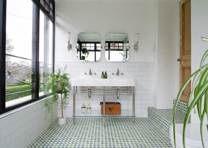 28. Bathroom (2 sinks)