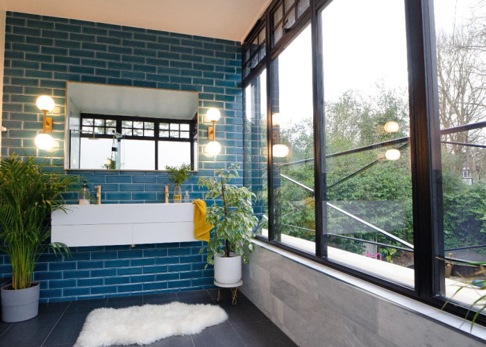 37. Bathroom (2 sinks)