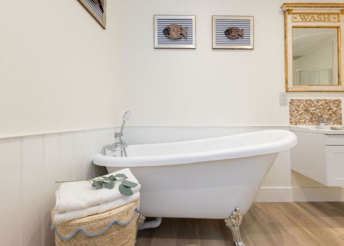 14. Bathroom (Roll Top)