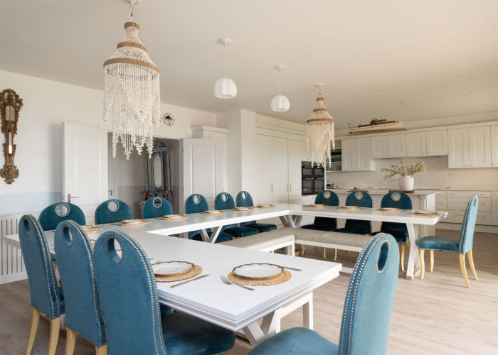 7. Kitchen With Table