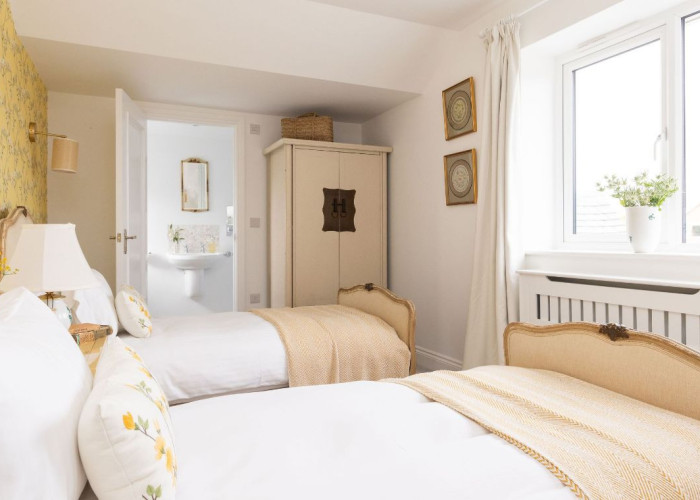 17. Bedroom (Twin Beds)