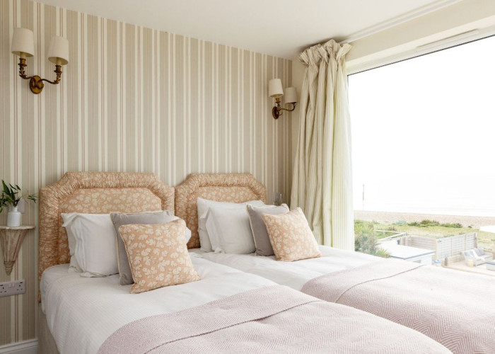 19. Bedroom (Twin Beds)