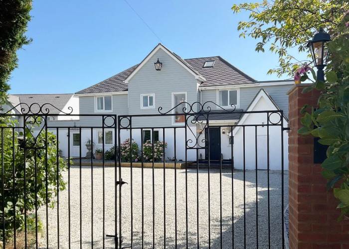 1. Driveway, Garage, Gate, Coronavirus-Friendly