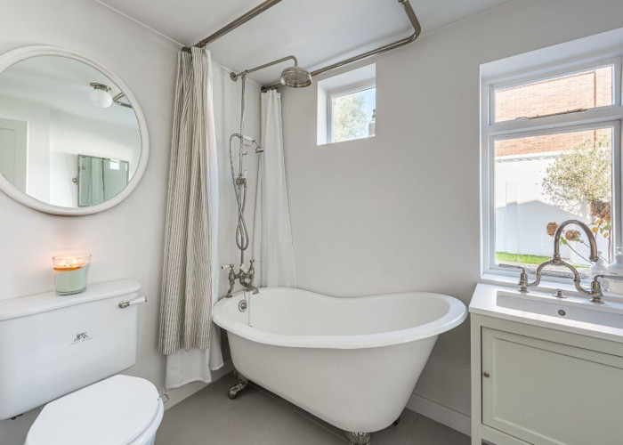 19. Bathroom (Roll Top)