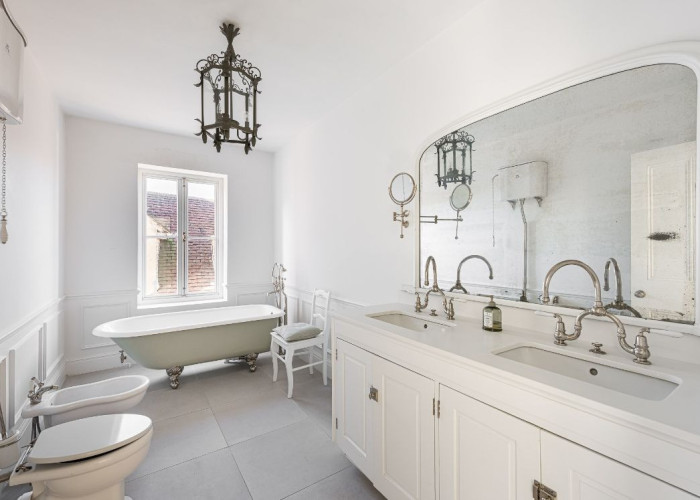 16. Bathroom (Roll Top), Bathroom (2 sinks)