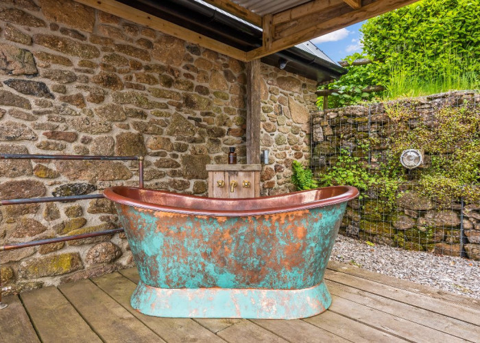 32. Bathroom (Roll Top)