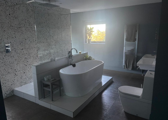 18. Bathroom (Large), Bathroom (Roll Top), Bathroom (Shower and bath)