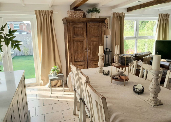 11. Kitchen With Table