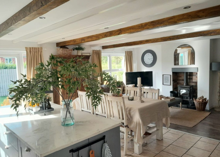 10. Fireplace, Kitchen (With Island), Kitchen (Coloured units), Kitchen (Modern), Kitchen With Table, Kitchen (Gas Hob)