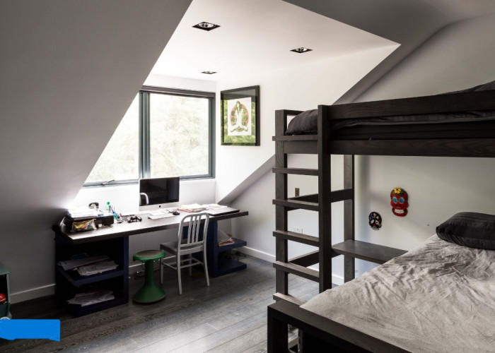 20. Bedroom (Twin Beds)