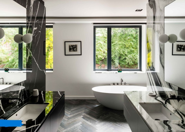 21. Bathroom (Large), Bathroom (Roll Top)