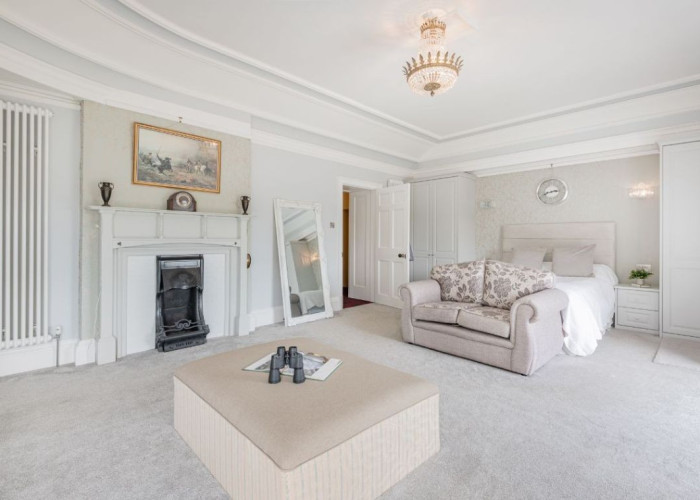 18. Fireplace, Bedroom (Double)