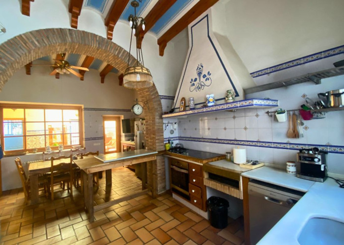 14. Kitchen With Table