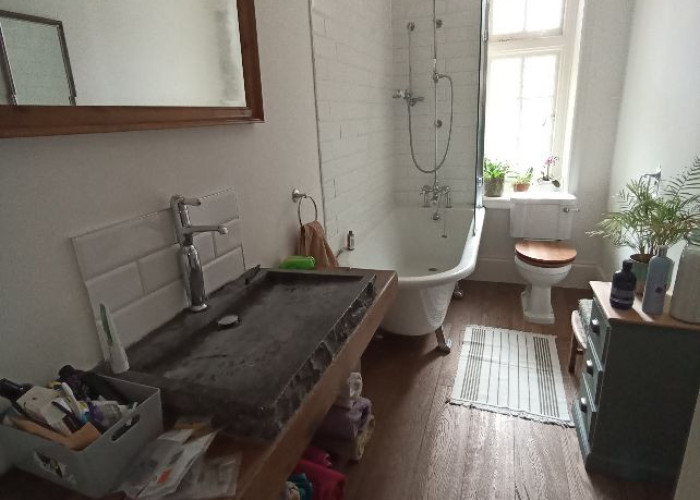 16. Bathroom (Roll Top)