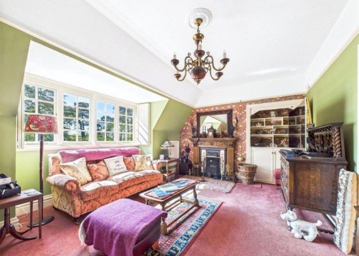 9. Livingroom, Fireplace