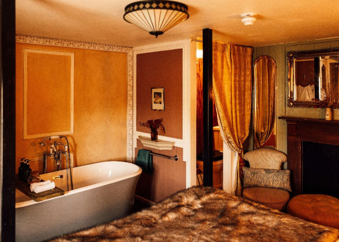 36. Bedroom (Master/En-Suite), Bathroom (Roll Top)