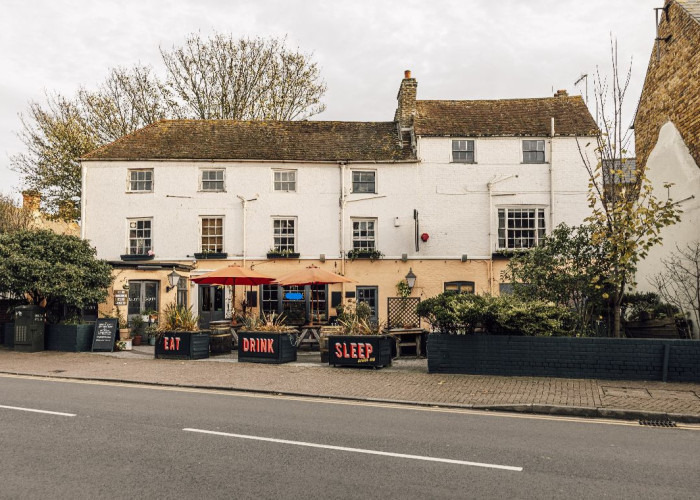 Cosy Pub With Restaurant And Hotel Rooms For Filming