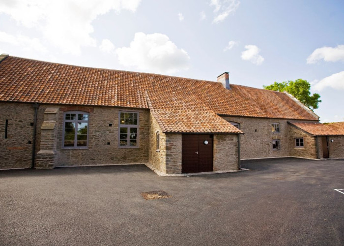 Barn With Stunning Halls And Rooms For Filming