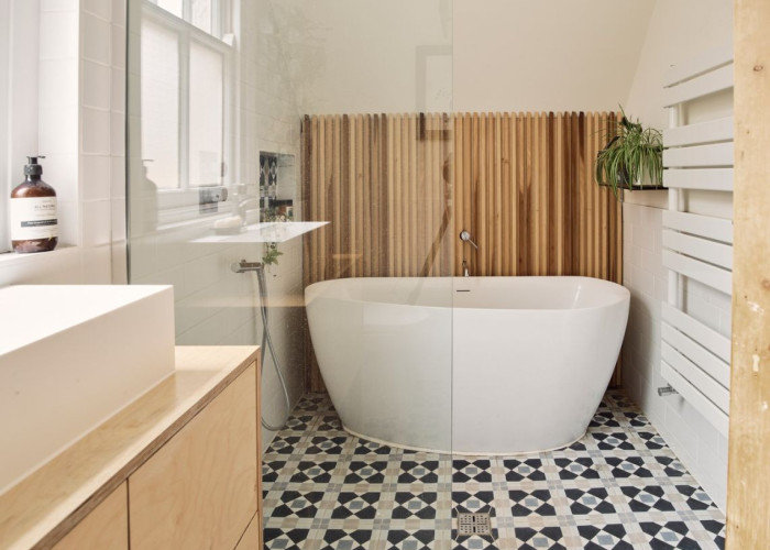 18. Bathroom (Double Bath)