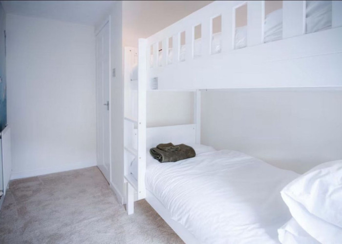 15. Bedroom (Twin Beds)