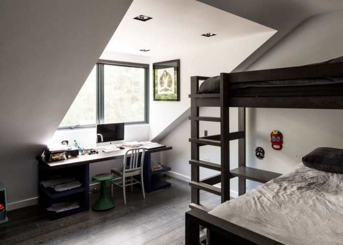 22. Bedroom (Twin Beds)