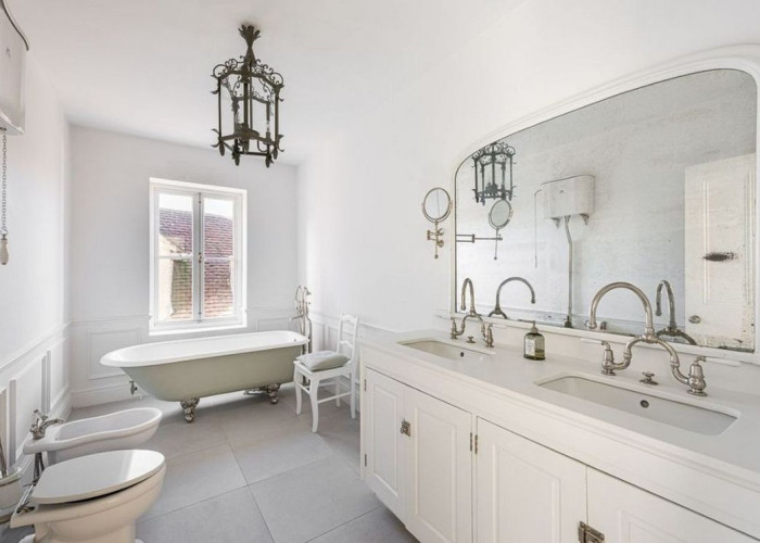 19. Bathroom (Large), Bathroom (Double Bath), Bathroom (2 sinks)