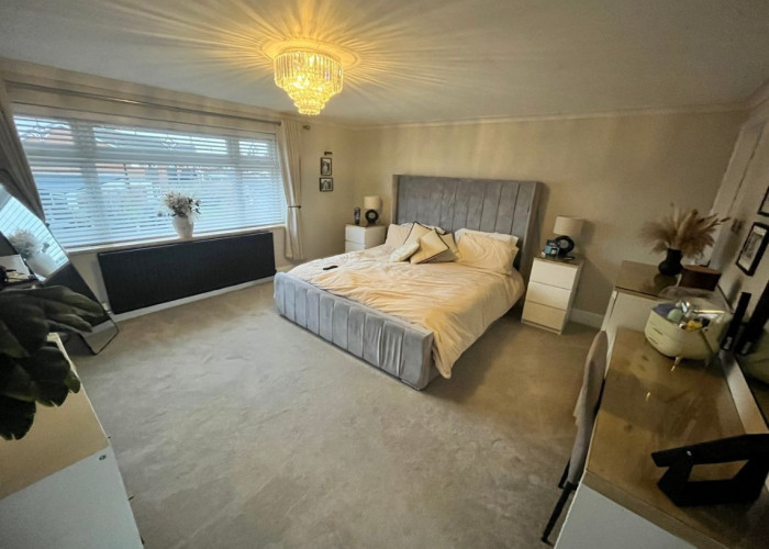 14. Bedroom (Master/En-Suite), Bedroom (Double), neutral colours