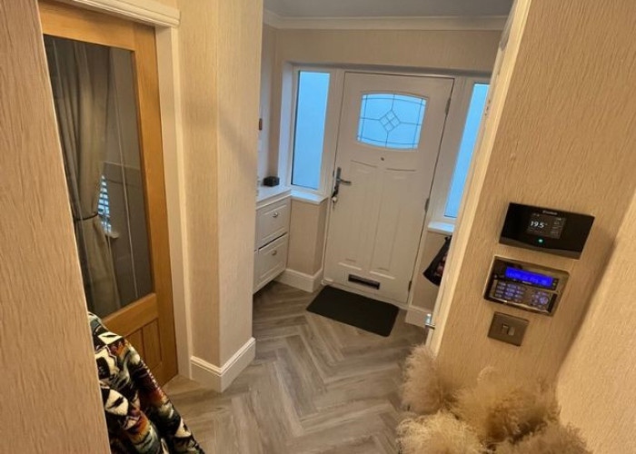 2. Hall, Family Home