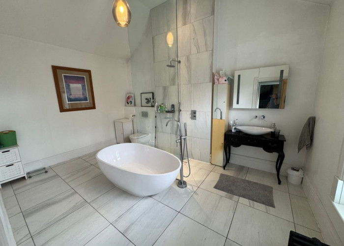 11. Bathroom, Tiled Floor, Bathroom (Large)