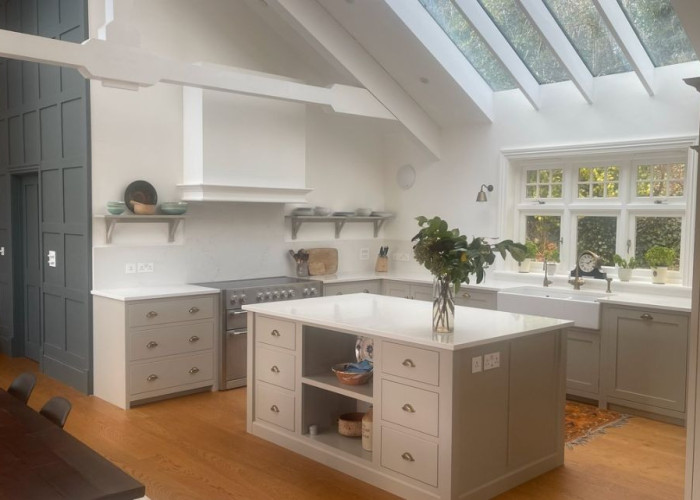 10. Kitchen, Kitchen (With Island), Kitchen (Wooden Units), Kitchen With Table, Skylight, Wooden Floor, Kitchen (Electric/Induction Hob)