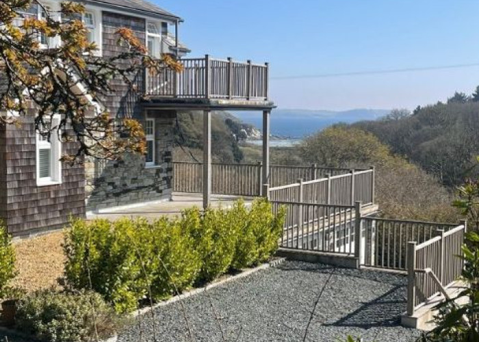 31. Driveway, Balcony, Garden (Rear, Large)